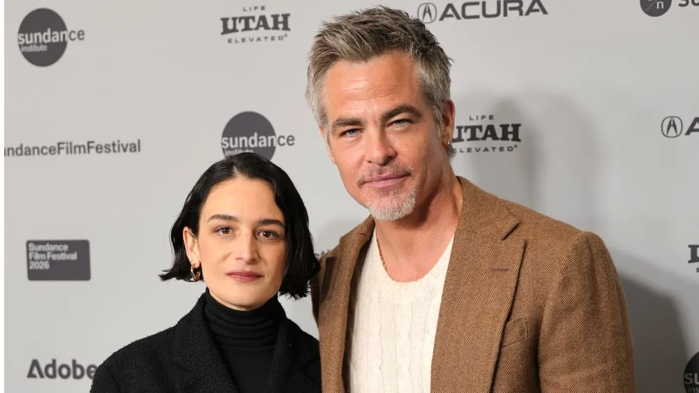 PARK CITY, UTAH - JANUARY 22: (L-R) Jenny Slate and Chris Pine attend the 