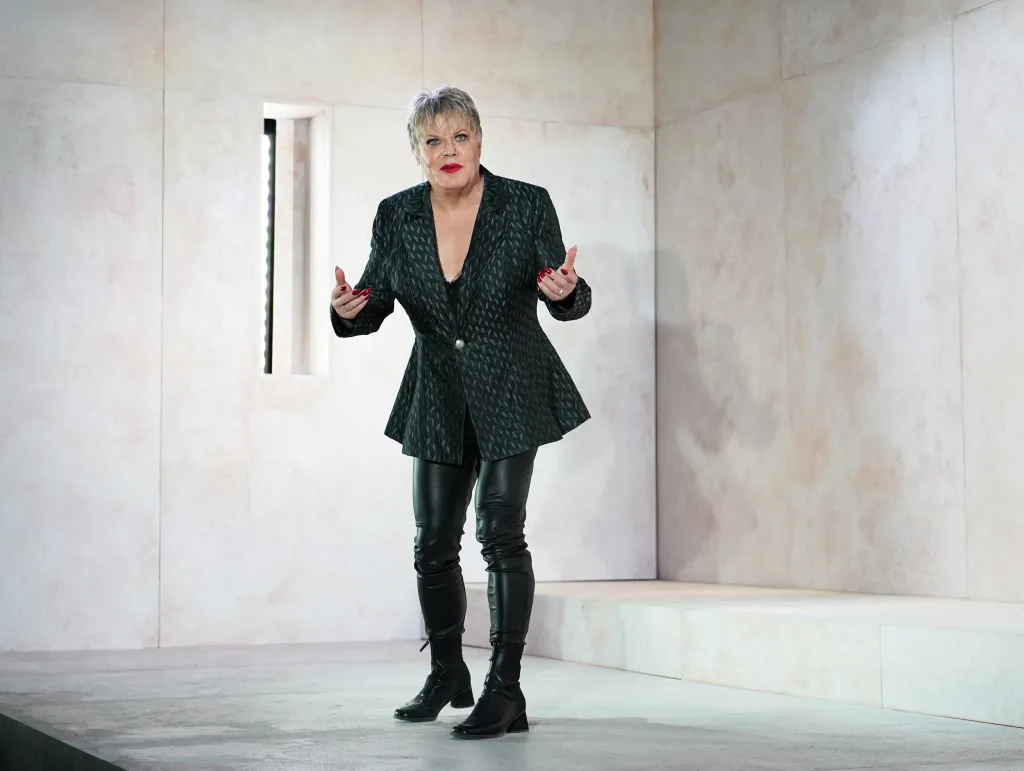 Eddie Izzard on Doing 'Hamlet' in L.A. as One-Person, 23-Character Show