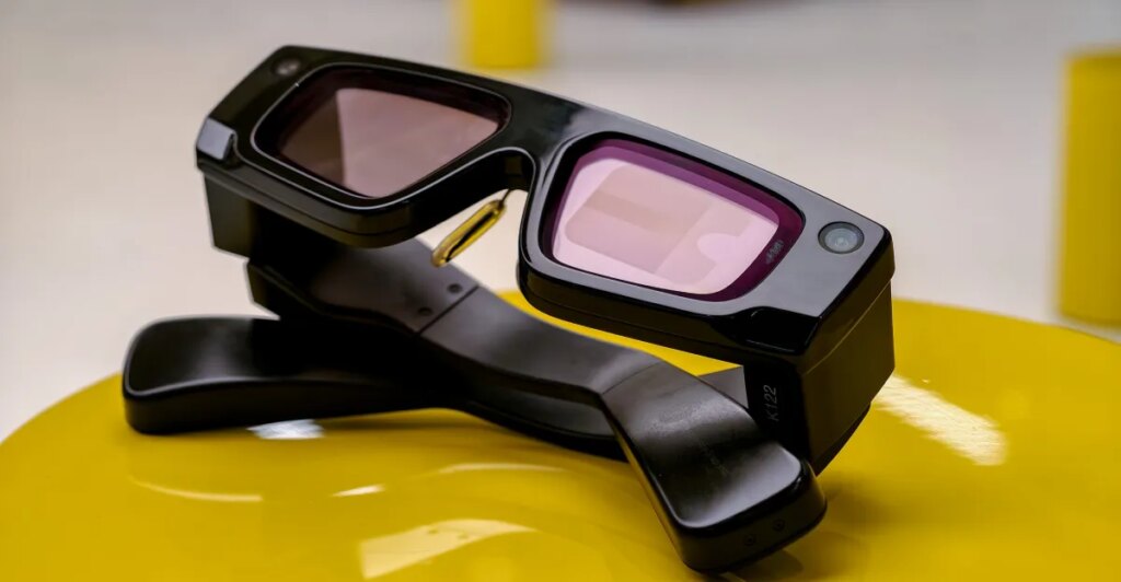 Snap is turning its smart glasses team into its own company