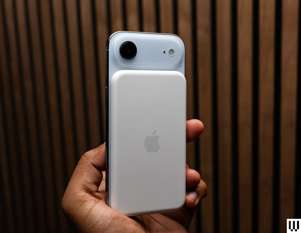 Apple MagSafe Battery for iPhone Air.