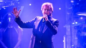 Barry Manilow's 'Very Depressing' News: More Concert Postponements