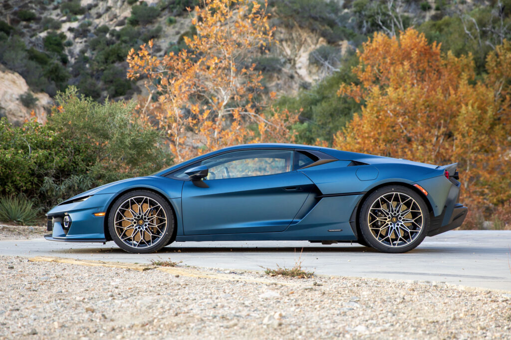 A blue Lamborghini Temerario in profile