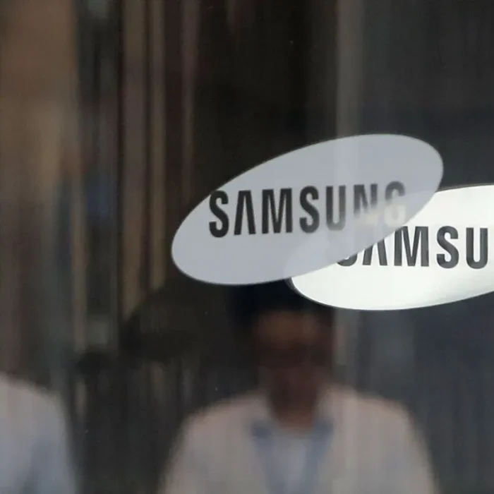 SEOUL, SOUTH KOREA - AUGUST 25: The Samsung logo is displayed at the Samsung office on August 25, 2017 in Seoul, South Korea. Prosecutors are seeking a 12-year jail sentence. Lee, de facto chief of South Korean conglomerate, faces five charges connecting the bribery scandal involving ousted former President Park Geun-hye and her confidant Choi Soon-sil. The verdict affects the business of Samsung, which has launched new Galaxy Note 8 smartphone to wipe out the misery of exploding Note 7 last year. (Photo by Chung Sung-Jun/Getty Images)