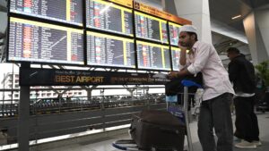 Iran strikes: Dubai flights remain 'limited'