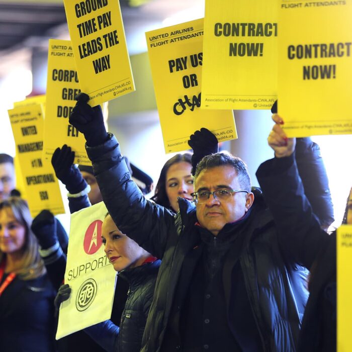 United Airlines, flight attendants reach labor deal for first raises since pandemic
