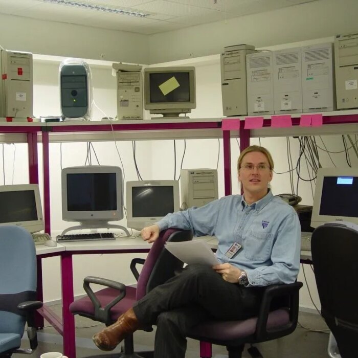 a younger Mikko Hyppönen surrounded by computers.