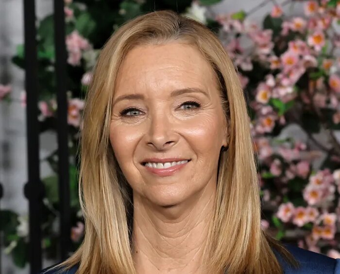 Lisa Kudrow Says Sitcoms Are Afraid to Make Audiences 'Uncomfortable'
