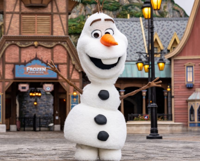 Olaf Robot Malfunctions & Collapses at Disneyland Paris, per Video