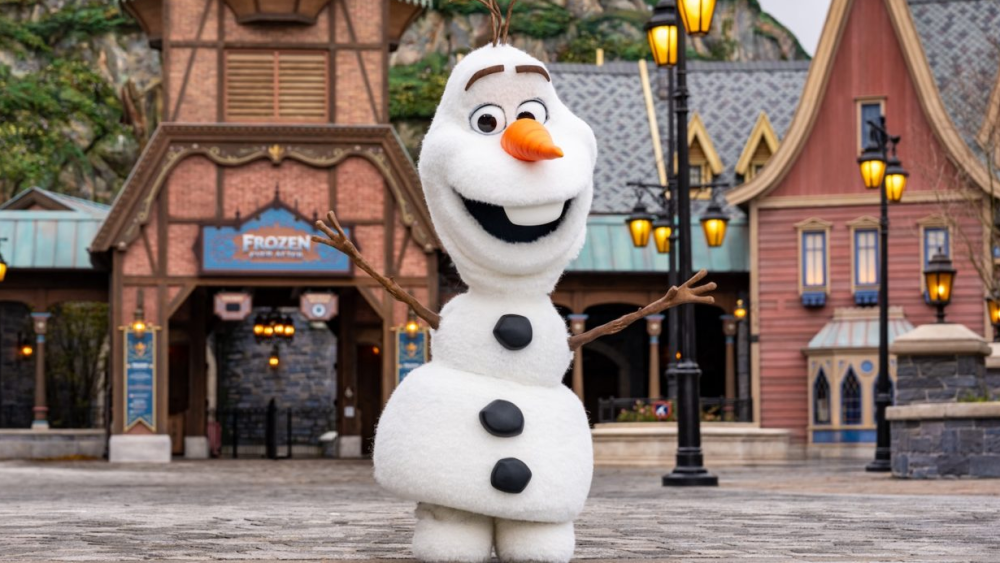 Olaf Robot Malfunctions & Collapses at Disneyland Paris, per Video