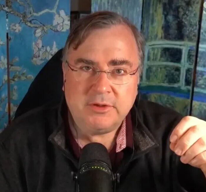 Reid Hoffman weighs in on the 'tokenmaxxing' debate