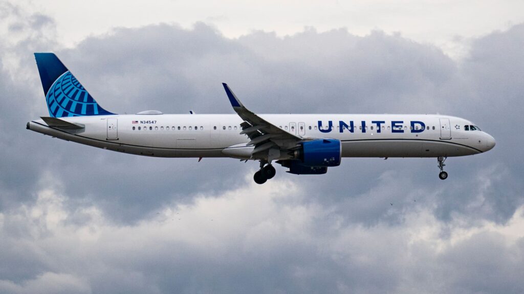 United Airlines flight attendants ratify new contract with 31% raises