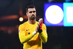 GLASGOW, SCOTLAND - OCTOBER 15: Diogo Costa of Portugal applauds the fans after the UEFA Nations League 2024/25 League A Group A1 match between Scotland and Portugal at on October 15, 2024 in Glasgow, Scotland. (Photo by Euan Cherry/Getty Images)