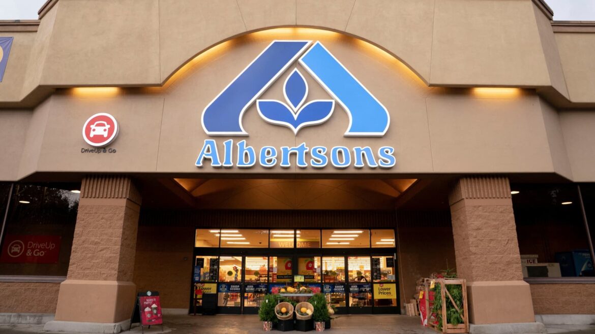 Albertsons stock plunges on lowered outlook, softened grocery trends