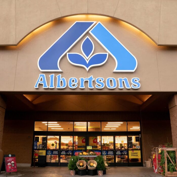 Albertsons stock plunges on lowered outlook, softened grocery trends