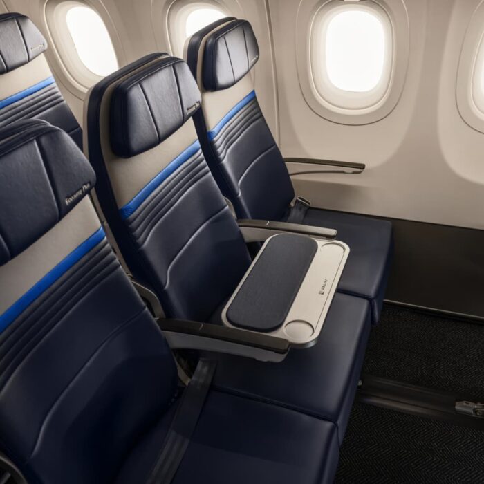 United Airlines to charge more for an empty middle seat
